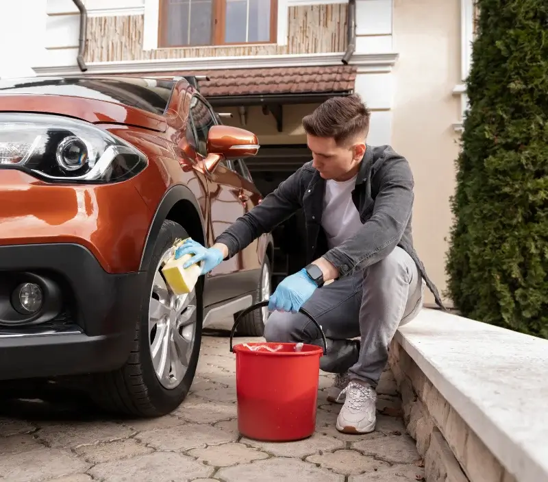 Lavage auto à domicile Jouy-Mauvoisin : professionnel intervenant sur un véhicule